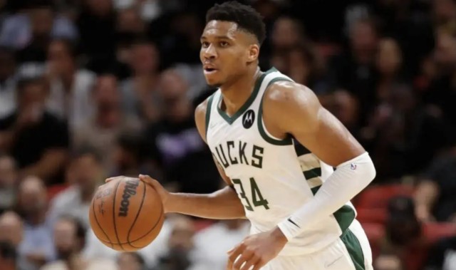 NBA约基奇补时争议三分绝杀勇士,终结对手七连胜登顶西部引热议