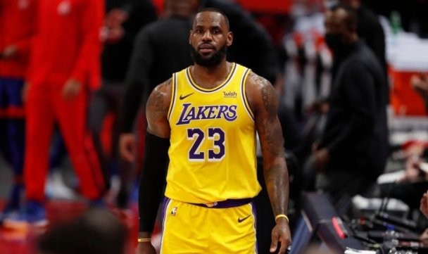 NBA季后赛首轮，詹姆斯30+三双湖人加时力克太阳